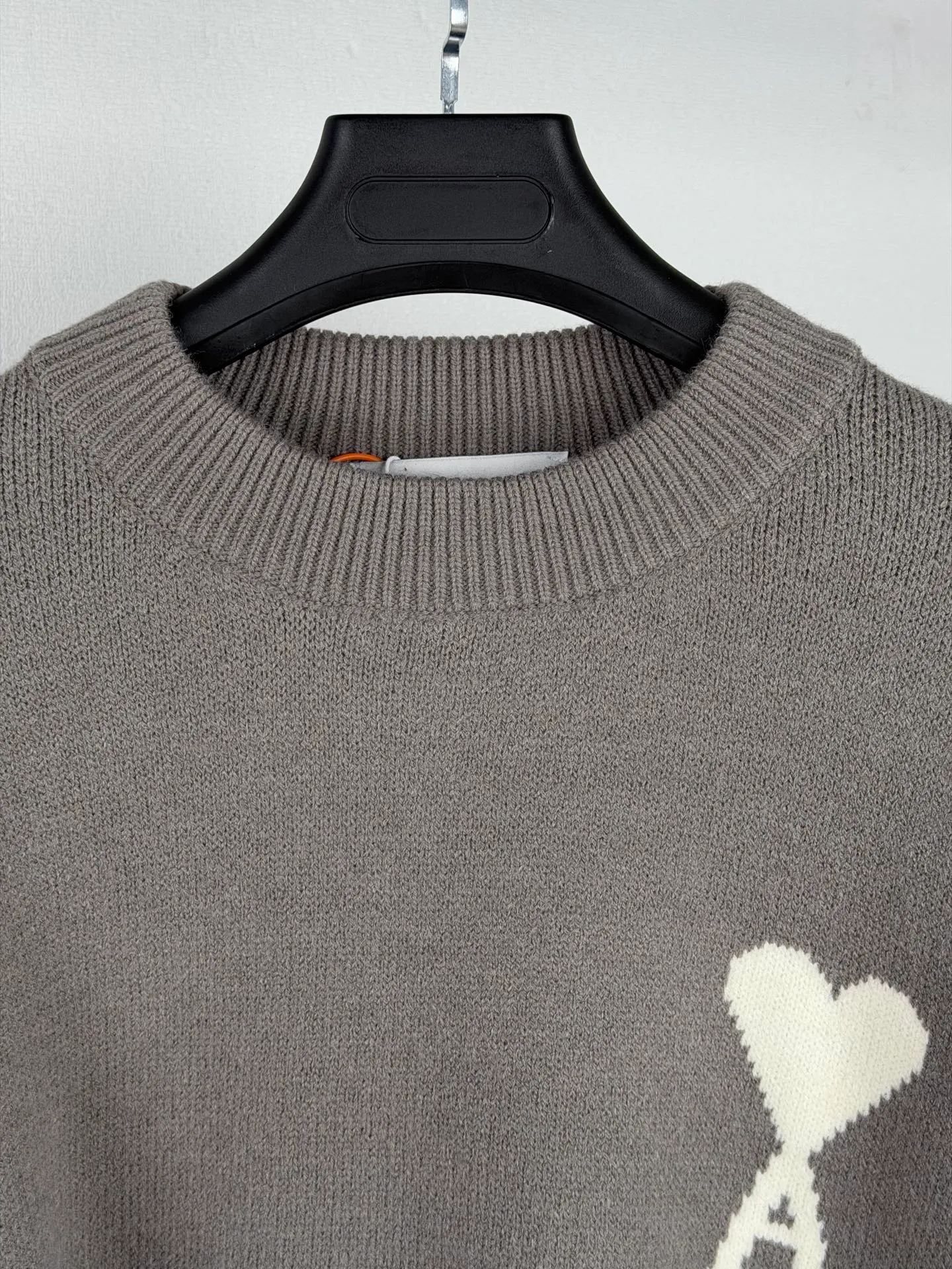 AMI Paris love jacquard crew neck sweater, custom-dyed luxurious Merino wool, soft and delicate, comfortable and close to the skin, with deep sea blue as the base, a calm spectrum dyed by twilight. A contrasting love heart jumps on the chest, quietly exuding its own charming halo. The brand is highly recognizable. The elegance and casualness of French fashion are the ultimate simplification of color, and convey the love and persistence of life. Meet the ultimate simplicity, the well-deserved king of Versatile. Process 1: Jacquard tissue imported from Germany. Precisely control the arrangement and interweaving of yarns. Carefully interweave on the loom. Ami love jacquard artistic pattern inlay. The fabric is more vivid and three-dimensional. Process 2: Softening and deodorizing process of ready-made clothes. Use professional washing equipment and specific detergents to deep clean and deodorize clothes. Improve the feel and appearance of clothes. Accessories: Customized 1:1 Ami Trademark Fit: Loose fit Size: S M L XL